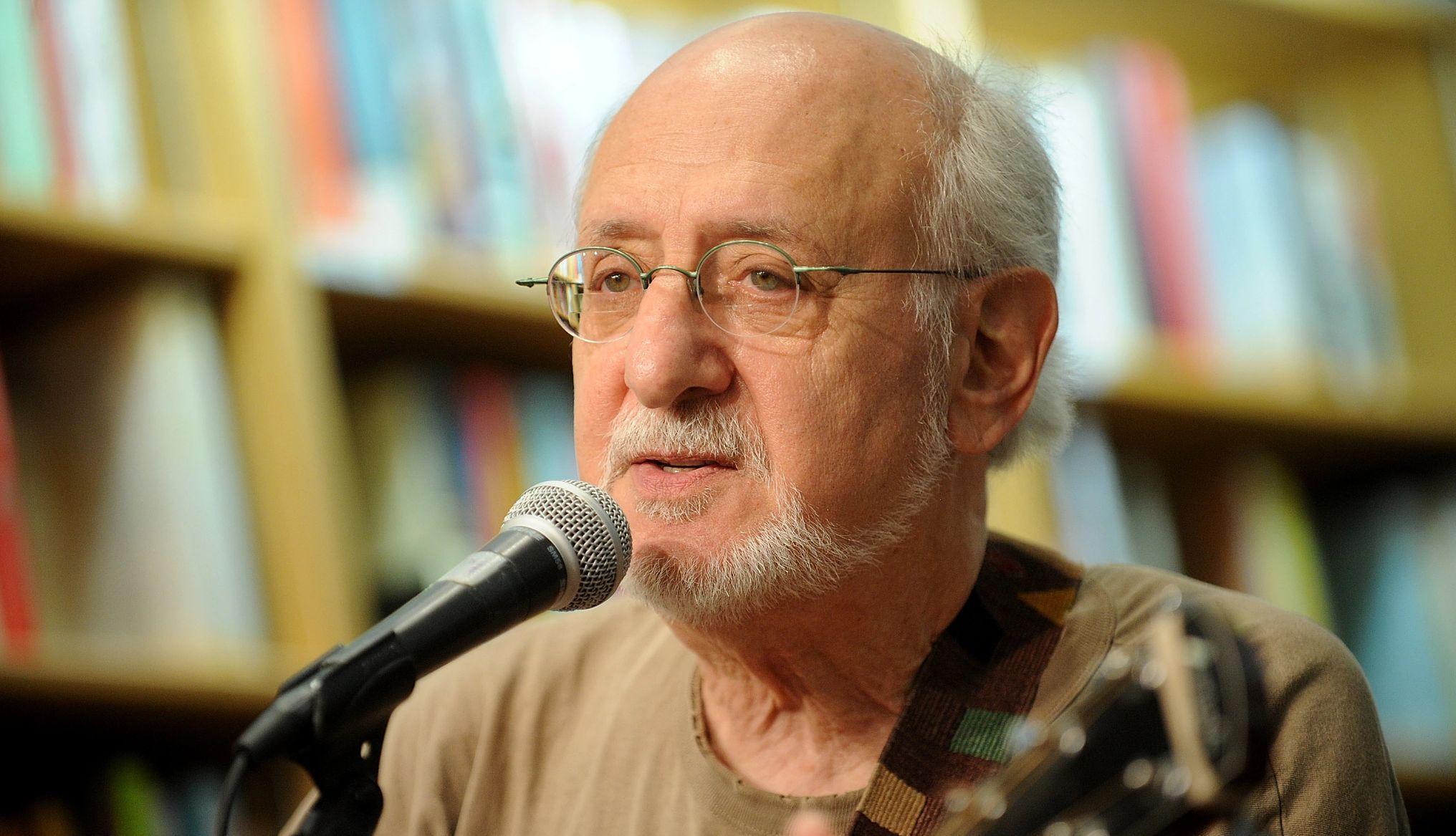 Peter Yarrow entertaining his fans